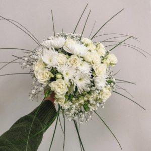 bílé růže, chryzantémy,gypsophila