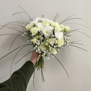 bílé růže, chryzantémy,gypsophila