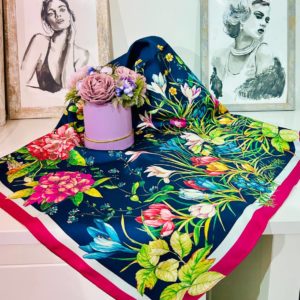 Šátek z přírodního hedvábí.